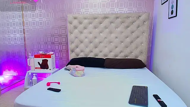 Snapshot of Sara_Desire chatting on March 15, 12:34 pm Sara Desire online show from March 15, 12:34 pm