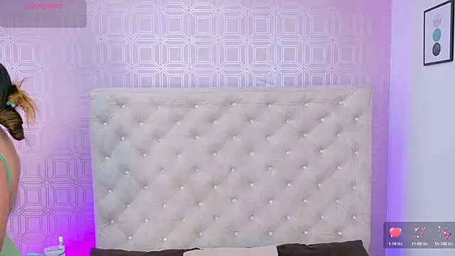 Snapshot of Sara_Desire chatting on October 2, 11:50 am Sara Desire online show from October 2, 11:50 am