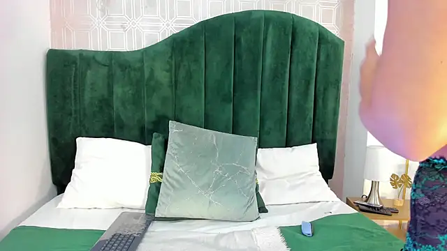 Snapshot of Sara_Desire chatting on October 8, 3:31 pm Sara Desire online show from October 8, 3:31 pm