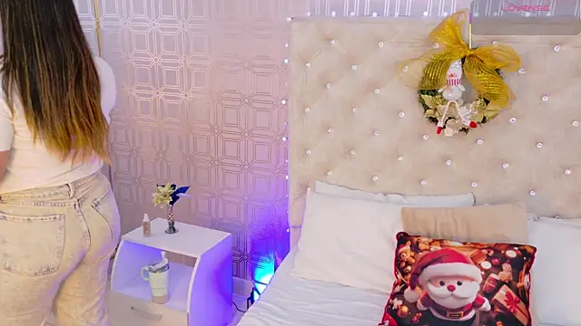 Snapshot of Sara_Desire chatting on November 27, 12:18 pm Sara Desire online show from November 27, 12:18 pm