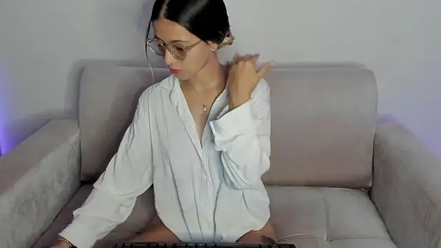 Snapshot of Lilacutte_ chatting on February 9, 7:27 am Lilacutte online show from February 9, 7:27 am