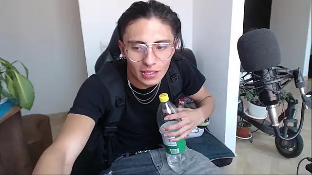 Snapshot of jay_dimarco2 chatting on February 8, 8:34 pm jay dimarco2 online show from February 8, 8:34 pm