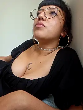 cute hollywood online show from May 26, 4:25 pm
