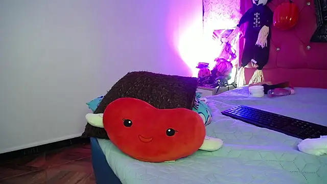 luly pink online show from October 25, 11:07 am