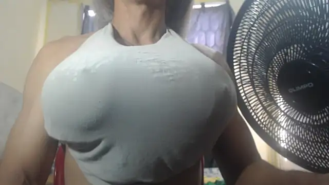 Snapshot of DanielaMuscleTS chatting on December 17, 7:20 pm DanielaMuscleTS online show from December 17, 7:20 pm