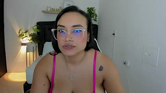 zoe danae  online show from March 4, 12:01 pm