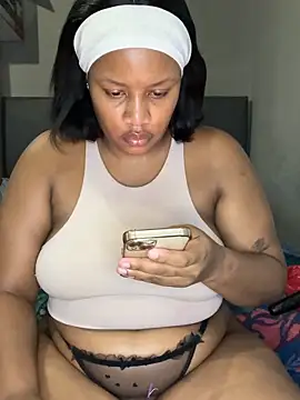 Snapshot of MimiCurves chatting on February 7, 5:05 pm MimiCurves online show from February 7, 5:05 pm