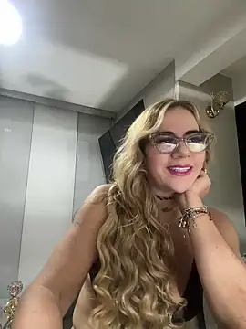 Snapshot of LARIANA_RIVERA23 chatting on January 13, 11:06 pm LARIANA RIVERA23 online show from January 13, 11:06 pm