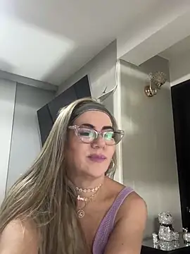 Snapshot of LARIANA_RIVERA23 chatting on January 23, 8:04 am LARIANA RIVERA23 online show from January 23, 8:04 am
