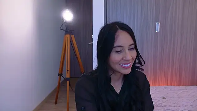 Miarouss3 online show from November 4, 1:32 pm