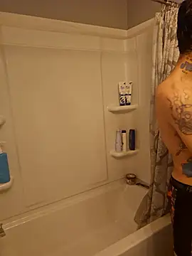 Snapshot of hungandtatted666 chatting on December 16, 11:10 pm hungandtatted666 online show from December 16, 11:10 pm