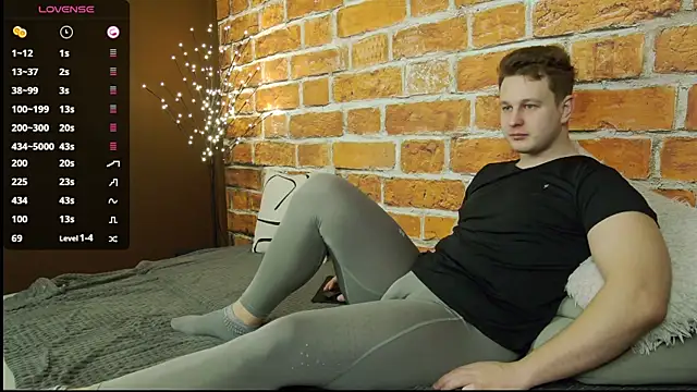 Snapshot of charlie_smiley chatting on December 23, 12:41 am charlie smiley online show from December 23, 12:41 am