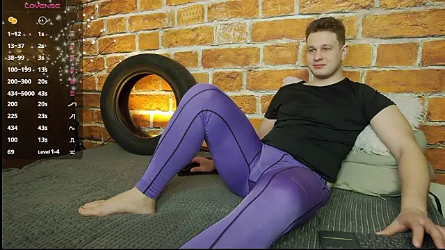 Snapshot of charlie_smiley chatting on February 9, 4:49 am charlie smiley online show from February 9, 4:49 am