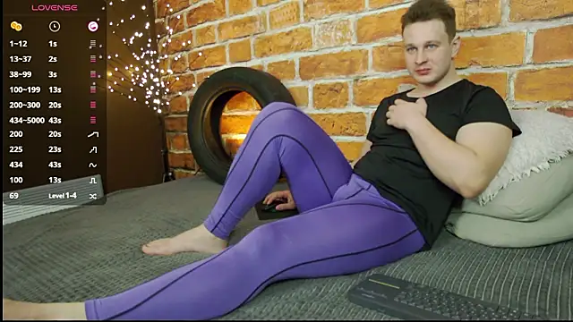 Snapshot of charlie_smiley chatting on February 13, 2:51 am charlie smiley online show from February 13, 2:51 am