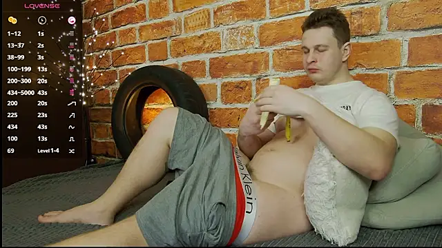 Snapshot of charlie_smiley chatting on February 18, 2:18 am charlie smiley online show from February 18, 2:18 am