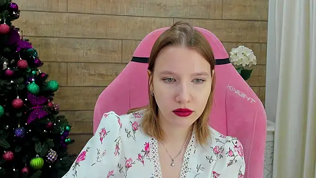 Snapshot of LiliLinn chatting on December 22, 4:42 am LiliLinn online show from December 22, 4:42 am