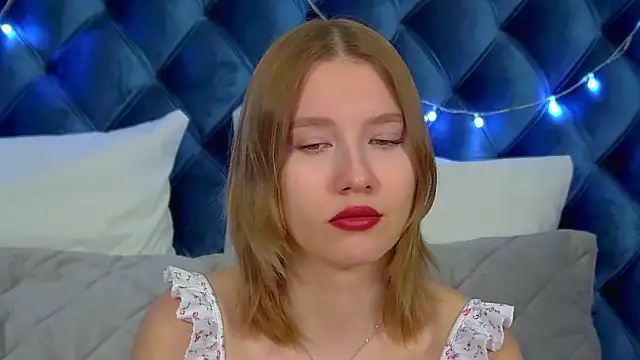 Snapshot of LiliLinn chatting on December 23, 4:54 am LiliLinn online show from December 23, 4:54 am