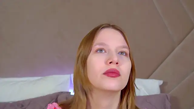 Snapshot of LiliLinn chatting on February 2, 4:33 am LiliLinn online show from February 2, 4:33 am