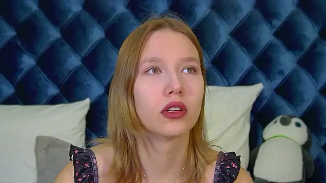 Snapshot of LiliLinn chatting on February 3, 4:43 am LiliLinn online show from February 3, 4:43 am