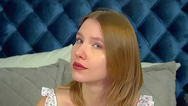 Snapshot of LiliLinn chatting on February 7, 5:00 am LiliLinn online show from February 7, 5:00 am