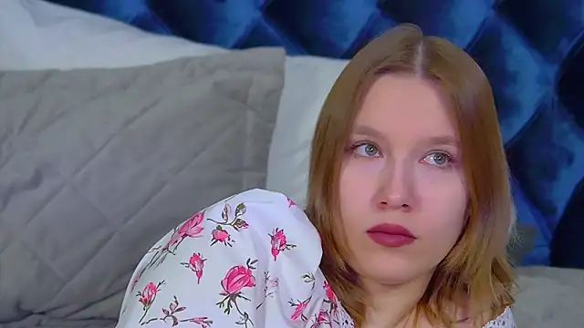 Snapshot of LiliLinn chatting on February 10, 4:49 am LiliLinn online show from February 10, 4:49 am