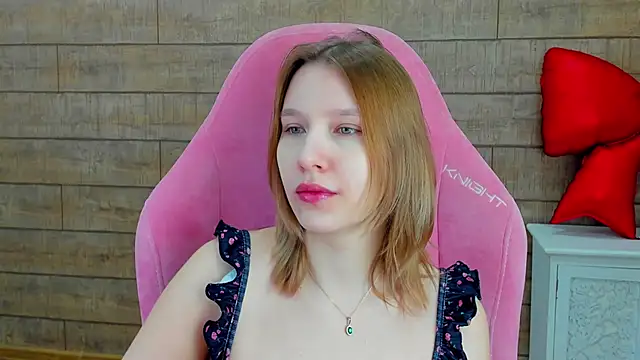 Snapshot of LiliLinn chatting on February 24, 4:32 am LiliLinn online show from February 24, 4:32 am