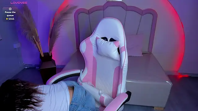 Snapshot of katy_sweet19 chatting on February 23, 10:23 am katy sweet19 online show from February 23, 10:23 am