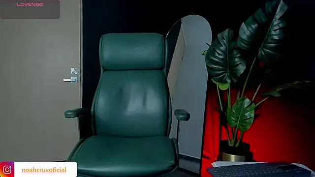 Snapshot of noah_crux chatting on July 7, 9:41 pm noah crux online show from July 7, 9:41 pm