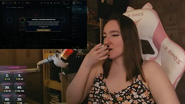 Snapshot of MoonlishSiren chatting on April 30, 8:37 pm MoonlishSiren online show from April 30, 8:37 pm