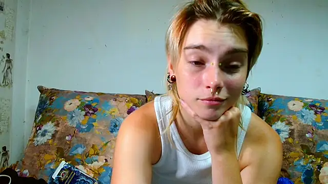 Sophie Bell online show from August 2, 10:52 pm