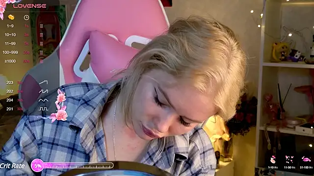 Snapshot of LexieLoree chatting on December 7, 4:09 am LexieLoree online show from December 7, 4:09 am