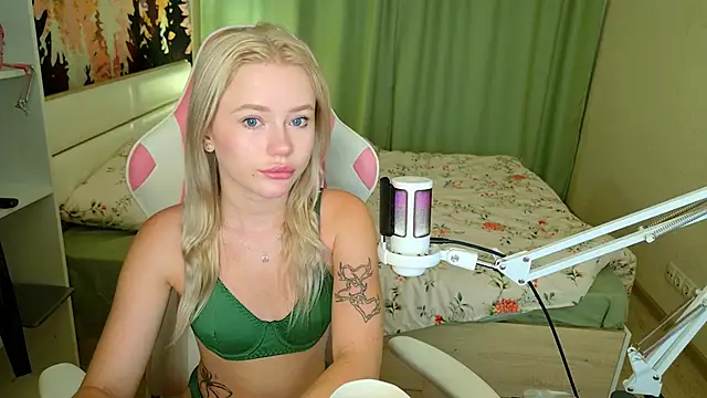 Snapshot of LexieLoree chatting on September 23, 3:42 am LexieLoree online show from September 23, 3:42 am