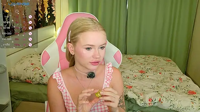 Snapshot of LexieLoree chatting on September 29, 3:00 am LexieLoree online show from September 29, 3:00 am
