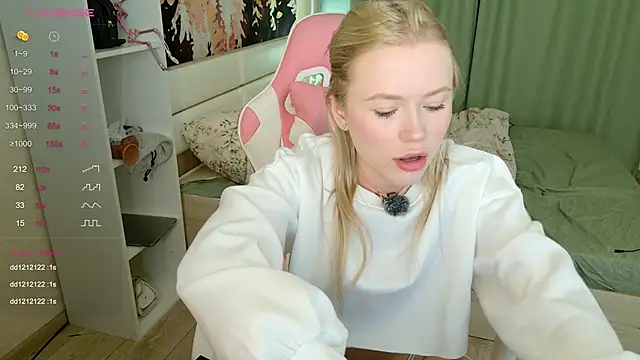 Snapshot of LexieLoree chatting on October 14, 2:56 am LexieLoree online show from October 14, 2:56 am