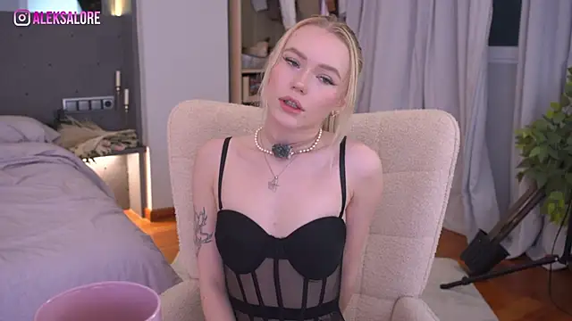 Snapshot of LexieLoree chatting on May 16, 3:03 am LexieLoree online show from May 16, 3:03 am