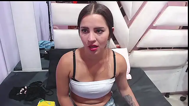 CooperEmma  online show from February 26, 2:43 am