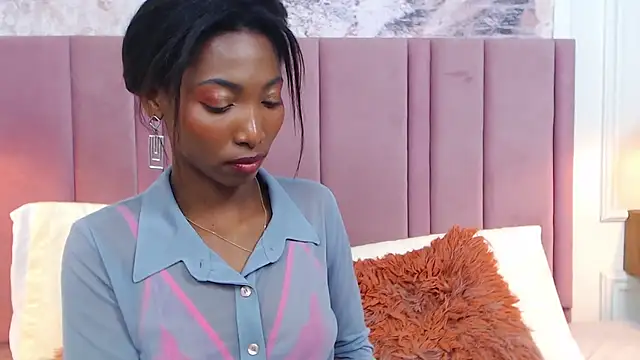 Snapshot of SabrinaDevill chatting on February 18, 7:19 pm SabrinaDevill online show from February 18, 7:19 pm