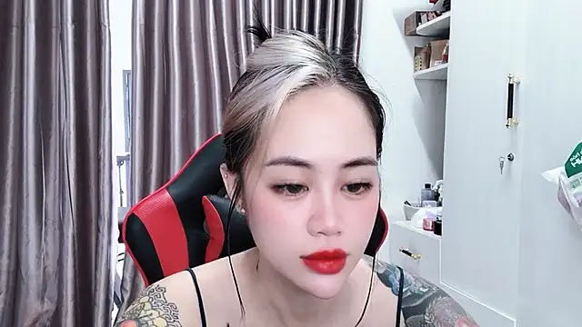 Snapshot of witch-39 chatting on February 4, 5:02 am witch-39 online show from February 4, 5:02 am