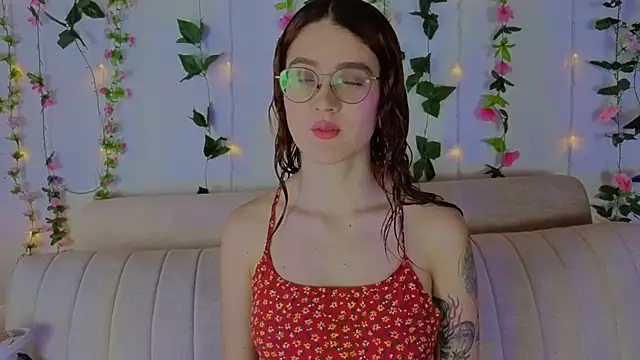 Snapshot of MiaWinx chatting on November 20, 9:03 pm MiaWinx online show from November 20, 9:03 pm