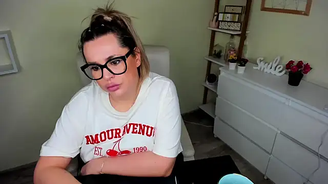 Snapshot of teaseDiana chatting on February 20, 6:50 am teaseDiana online show from February 20, 6:50 am