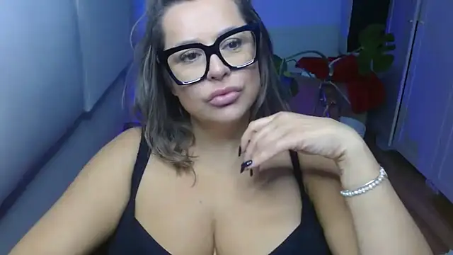 Snapshot of teaseDiana chatting on October 7, 6:43 am teaseDiana online show from October 7, 6:43 am