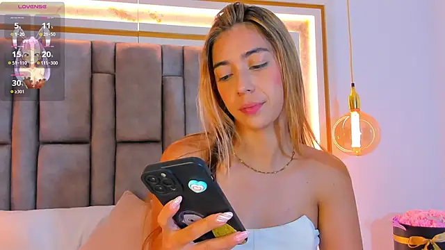 Snapshot of elianabrown chatting on January 11, 12:26 am elianabrown online show from January 11, 12:26 am