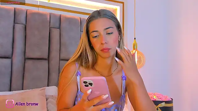 Snapshot of elianabrown chatting on February 13, 12:28 am elianabrown online show from February 13, 12:28 am