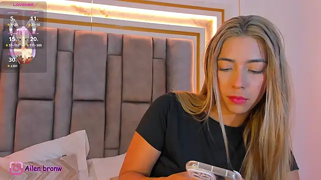 Snapshot of elianabrown chatting on February 28, 12:44 am elianabrown online show from February 28, 12:44 am