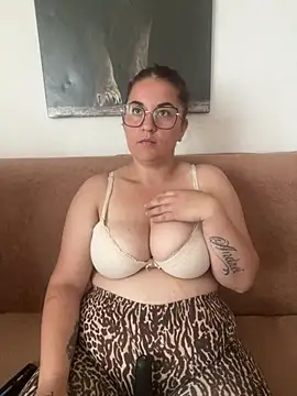 yzabell18 online show from May 21, 10:44 am