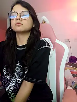 Snapshot of azumiichan chatting on February 5, 1:10 am azumiichan online show from February 5, 1:10 am