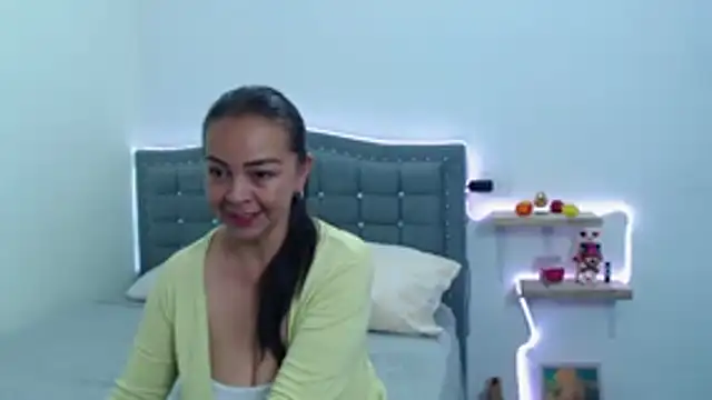Snapshot of LiaDumond chatting on November 13, 1:37 am LiaDumond online show from November 13, 1:37 am