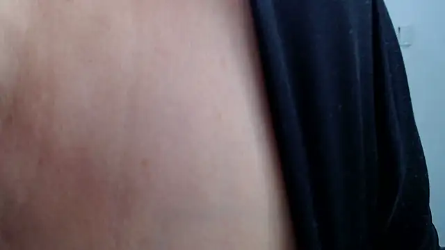 Snapshot of LiaDumond chatting on November 14, 2:32 am LiaDumond online show from November 14, 2:32 am