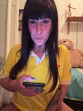 Snapshot of CarolaDrago chatting on April 21, 7:39 pm CarolaDrago online show from April 21, 7:39 pm