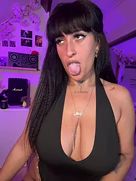 Snapshot of CarolaDrago chatting on May 6, 7:41 pm CarolaDrago online show from May 6, 7:41 pm